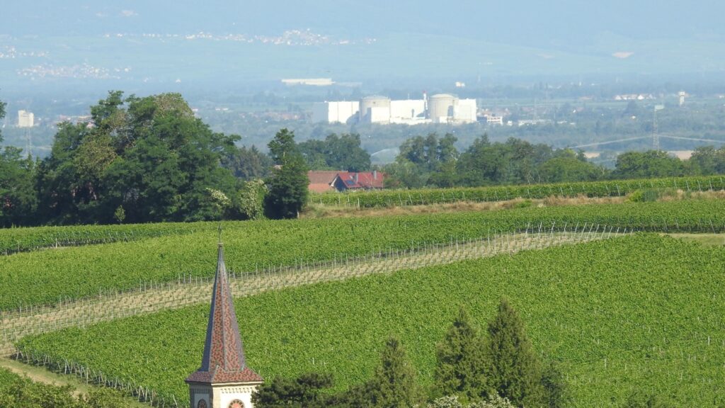 Blick vom Laufener Altenberg über Laufen zum Kernkraftwerk Fessenheim (Frankreich)